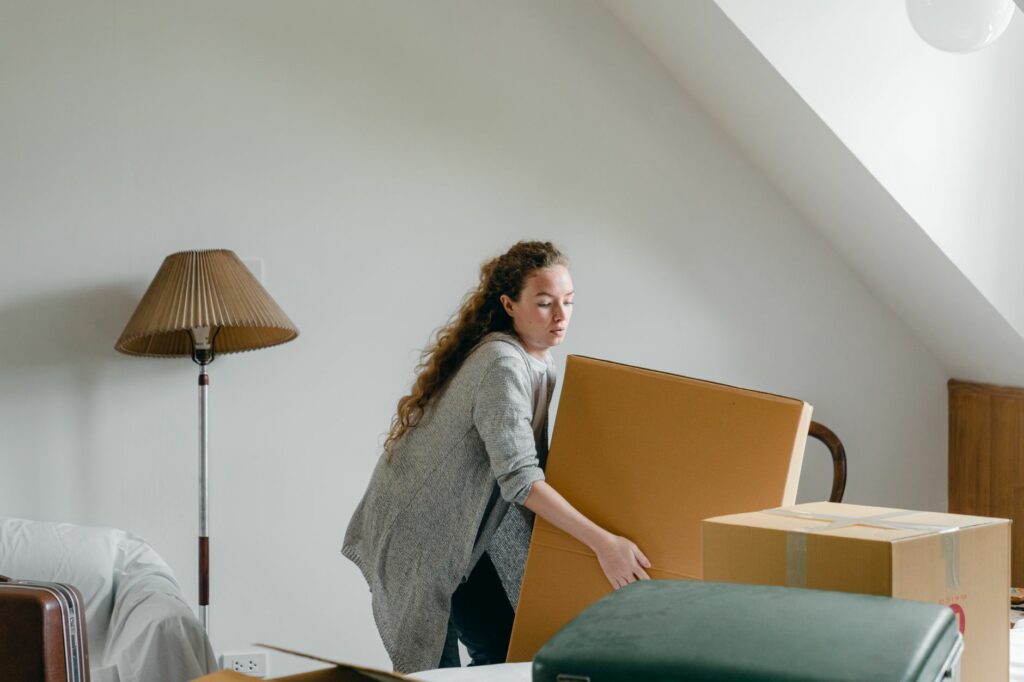 Débarras 95 dans le Val-d'Oise : professionnel emballant des cartons lors d'un débarras de maison